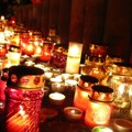 Dan žalosti u Dugom Selu nakon pogibije devojčice: Uz sveće ostavili i belog medvedića