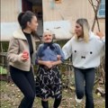 Baka Mirjanu (99) posetila humanitarka Tamara, ona od sreće zaigrala kolce, a onda je u par reči rasplakala Srbiju (video)