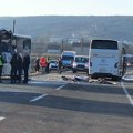 Direktan sudar dva autobusa kod Umke, poginulo dvoje, 26 povređeno /foto/