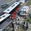 Povređeno 20 osoba, među njima trudnica i deca! Sudar dva gradska autobusa na Novom Beogradu