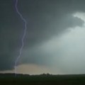 Kada zagrmi, jednu stvar nikada ne radite Možda grom deluje bezazleno ako ste u toplini doma svog, ipak to ne mora da bude…
