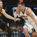 (Video) Jokić ranije završio meč, a Denver doživeo debakl: Oklahoma nadigrala Nagetse i izjednačila u seriji