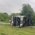 Prevrnuo se kamion nasred puta! Nezgoda u Zemun polju, stvaraju se zastoji (video)