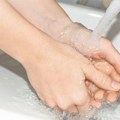 Naučnici objasnili zašto nam se prsti smežuraju u vodi