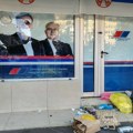 U Novom Sadu povukli kontejnere sa ulica, građani odlažu smeće ispred prostorija SNS