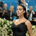 Georgina Rodrigez se utegla u minić, a kada je okrenula leđa sve se videlo: Fotografija zbog koje gore mreže