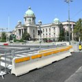 „Ko i zašto betonskim blokovima štiti pristalice vlasti na beogradskom Trgu Nikole Pašića“