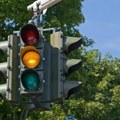 Novi pametni semafori u Beogradu zbinili i vozače i pešake: Evo kako oni funkcionišu i kako da najbezbednije pređete raskrsnicu…