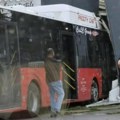 Autobus gradskog prevoza uleteo u servis: Prve slike sa Vidikovca