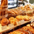 Poslednje zanatske pekare čuvaju tradiciju i bore se za opstanak Miris svežeg testa i peciva duboko urezan u sećanje starih…
