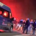 VIDEO Navijači Zvezda napali partizanovce: Objavljeni snimci na mrežama, baklje motke i štangle svuda