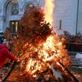 Zapaljen badnjak ispred Hrama Svetog Save, veliki broj vernika slavi Badnje veče (foto/video)