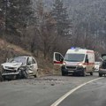 Jeziv udes u klisuri reke Despotovice. U sudaru dva vozila ima povređenih, policija vrši uviđaj, saobraćaj usporen (foto)