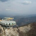 (Foto) Završeno testiranje nosivosti staklenog vidikovca na Kablaru, evo šta su stručnjaci zaključili