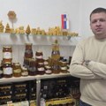 Vino ili med? Miloševići kažu "Medni penušavac"! Nemanja iz Drmna napravio jedinstveno piće od najkvalitetnije mešavine meda…