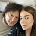 Чолина наследница живи живот на најјаче: Уна се башкари на плажи, а у руци држи коктел, а поглед одузима дах.