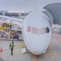 (Video) Parkiran avion se srušio na asfalt! Drama na aerodromu u Frankfurtu: Snimljen trenutak kada prednji točak proklizava