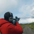 Ruski vojnici gađaće dronove novom municijom iz automatskih pušaka