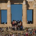 Krvava drama na omiljenoj turističkoj destinaciji! Ušao na Akropolj, pa počeo da ubada turiste: Muž skočio da spasi ženu, pa i…