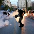 Bacali kamenje i predmete na policiju, izbio opšti haos! Oštećene zgrade, ima povređenih u oštrom sukobu u Grčkoj