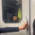 Drama u Slavoniji! Manijak u vozu pretio deci nožem: "Držala su vrata, on je lupao po njima!"