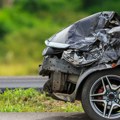 Teška saobraćajna nezgoda kod Kragujevca: Automobil ostao na ivici mosta, ima povređenih