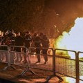 Haos u Tirani: Demonstranti bacali kamenice na policiju, srušili gvozdenu ogradu oko zgrade vlade (foto)