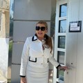 (Video) Nikad kraći minić Viki Miljković: Pevačica (50) otkopčala dugmiće na sakou i pokazala dekolte, a na torbicu pukla…