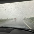 Ne vidi se prst pred okom: Haos na auto-putu Miloš Veliki, krupan grad razbio staklo na automobilu (Video)