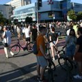 Studenti i građani na blokadama širom Srbije, policija reguliše saobraćaj i privodi