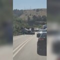Vozila smrskana, auto prevrnut na krov: Teška nesreća na putu ka Čajetini: Hitna pomoć na licu mesta (video)