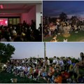 Bioskop na otvorenom okupio više od stotinu itebejaca Pod zvezdama i sjajem projektora zabava za mališane tokom raspusta…