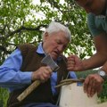 Miroslav (90) iz sela kod Prijepolja je pravi deka zmaj! Svaki dan ide u šumu motorom, a onda pravi magiju (foto)