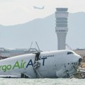 Авионска несрећа у Хонг Конгу: Теретни авион ударио возило обезбеђења и слетео у море