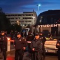 Tenzije u Novom Sadu: Policija štitovima potisnula okupljene ispred Banovine i odvezla autobus Jaćimovića