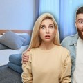 Млади пар изнајмио смештај, а на кревету их дочекала чудна порука: Кад су видели шта пише - занемели!