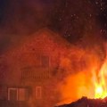 (Video) Buknuo požar tik pored benzinske pumpe, drama u Malom Mokrom Lugu: Vatra guta sve pred sobom, vatrogasci se bore da je…
