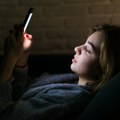 Zašto korišćenje telefona noću možda nije toliko loše kao što mislite (osim ako ste tinejdžer)