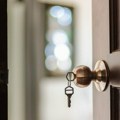 Srbi ovo stalno rade i prave strašnu grešku: Nikako ne ostavljate ključ u bravi tokom noći, čak iako je smart lock - stručnjak…
