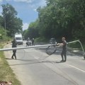 (FOTO) Ulična svetiljka pala na kolovoz u Kraljevu, saobraćaj u prekidu