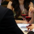 Ljubav na klik ili preko posrednika: Da li agencije za upoznavanje danas mogu da „prežive“ Tinder i druge aplikacije