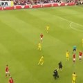 Ponovo se to dogodilo! Eriksen opet pao kao sveća na travu! Nastale jezive slike, sudija odmah uradio ovo! (video)
