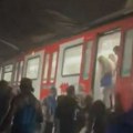 Povređeno skoro 140 osoba: Buknuo požar u metrou, putnici nasilno otvorili vrata (video)