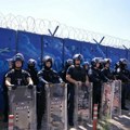 Neredi u Prištini: Razularena masa napada policiju ispred zgrade Euleksa, besni zbog presude ratnom zločincu Hašimu Tačiju…