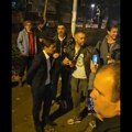 „Pošteno ste izgubili, ajde kući“: Brnabić se raspravljala s građanima, odbila rukovanje, a oni je ispratili pesmom „A sad…