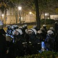 (Foto, video) U toku pokušaj državnog udara u zemlji EU! Opsadno stanje ispred Ustavnog suda, opasni predmeti lete ka…