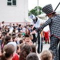 Mađioničari u školskom dvorištu: U OŠ "Dragojlo Dudić " organizovan humanitarni festival