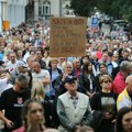 Više hiljada Kragujevčana na protestu protiv nasilja blokiralo raskrsnicu kod Velikog parka (VIDEO)