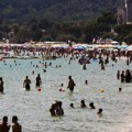 „Rat protiv uzurpatora plaža“: Na Jadranu rano ujutru zaplenjuju peškire