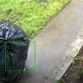 Lopov u akciji krade po dvorištu Evo kako se maskirao kradljivac, snimak sa nadzornih kamera je hit! (video)